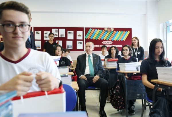 Başkan Erdoğan Sancaktepe'de öğrencilerle bir araya geldi! '100 kişilik okullar vardı'